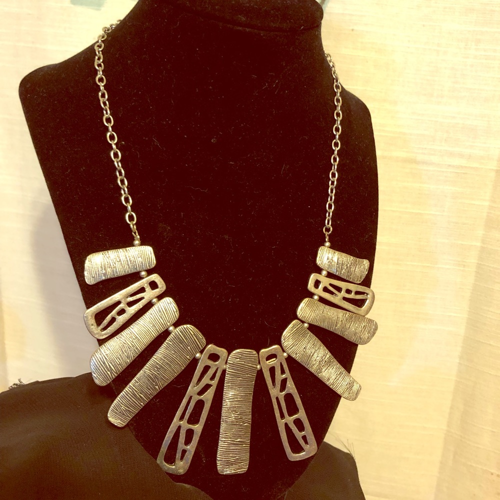 Stunning silver tone metal necklace